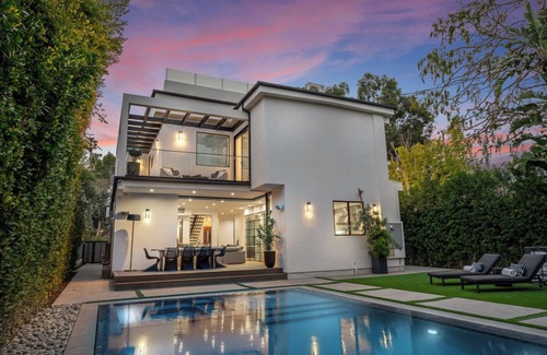 Sherman Oaks Casa | Luxury Green villa! 6bdr w pool and theatre