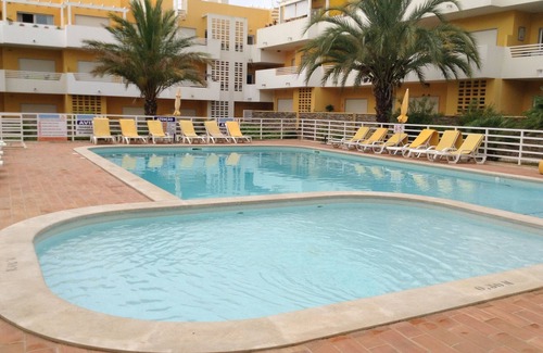 Canada Apartamento | Apartamento de lujo en planta baja con licencia, patio soleado, piscina, wi-fi gratuito