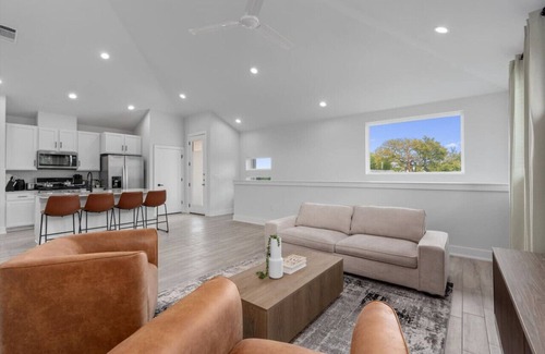 University Hills and Windsor Park Casa | Luxury Combined Homes - Downtown Access - Balcony