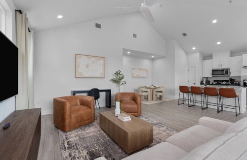 University Hills and Windsor Park Casa | Luxury Combined Homes - Downtown Access - Balcony