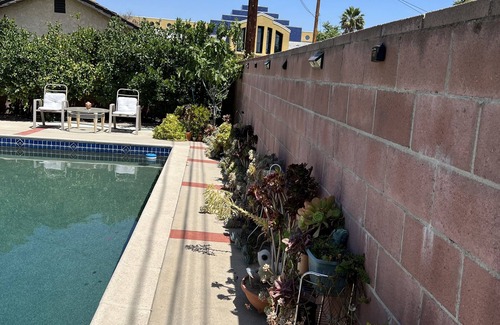 North Hills West Apartamento | Luxury guest suite with private entry and pool view.Sleeps 2 . Near CSUN.