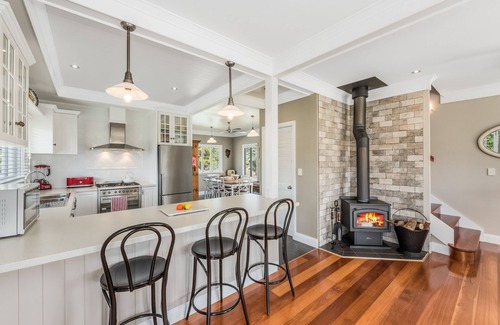 Moreton Bay Region Casa | Luxury Hamptons Style Country Retreat on 40 Picturesque Acres | Free Netflix