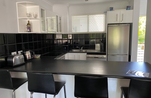 Palm Cove Apartamento | Luxury Haven, Pool, Internet, HDTV, Gym