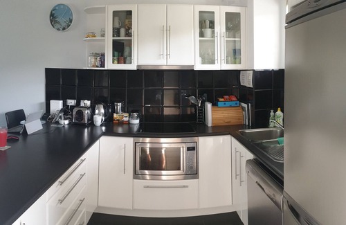 Palm Cove Apartamento | Luxury Haven, Pool, Internet, HDTV, Gym