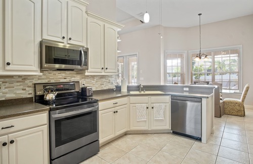 Lakeland Casa | Luxury Heated Pool Home, 85 inch TV, King bed