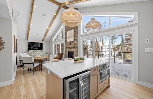 Stratford Cabaña | Luxury Hideaway PEI - Stunning retreat with water view & hot tub.