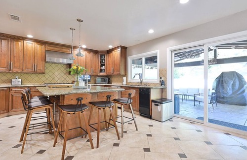 Granada Hills North Casa | Luxury HIGH ceiling. Large patio, beautiful VIEW. Best in Granada Hills, LA.