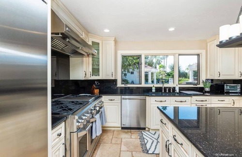 Felicita Casa | Luxury Hilltop Estate:Game Room/VolleyBall/Pool/Hot Tub!