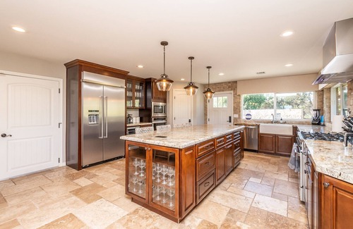 Felicita Casa | Luxury Hilltop Retreat: GameRoom/Volleyball/Putting Green/BasketBall Court&More!