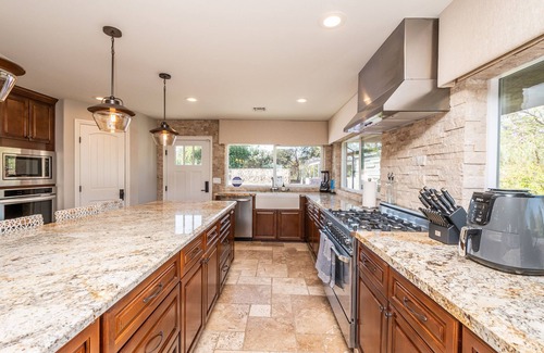 Felicita Casa | Luxury Hilltop Retreat: GameRoom/Volleyball/Putting Green/BasketBall Court&More!