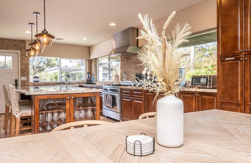Felicita Casa | Luxury Hilltop Retreat: GameRoom/Volleyball/Putting Green/BasketBall Court&More!