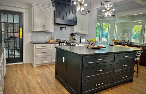 Denison Casa | Luxury Historic 4-bedroom Manor on 17 acres + AC, Wifi, KING bed, A+ location