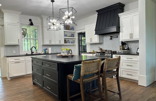 Denison Casa | Luxury Historic 4-bedroom Manor on 17 acres + AC, Wifi, KING bed, A+ location