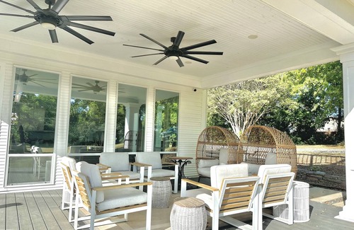Denison Casa | Luxury Historic 4-bedroom Manor on 17 acres + AC, Wifi, KING bed, A+ location