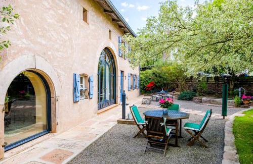 Taintrux Villa | Luxury historic farmhouse in the mountains
