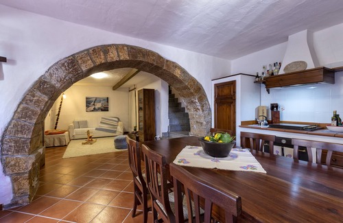 Castelsardo Casa | CASA HISTÓRICA DE LUJO Y TERRAZA EXCLUSIVA. ¡Vive el pueblo, vive en el mar!