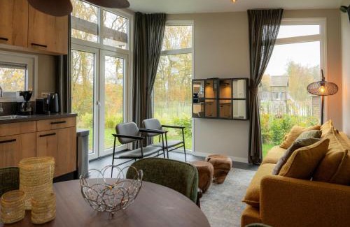 Sint Nicolaasga Casa | Luxury holiday home surrounded by water & forest