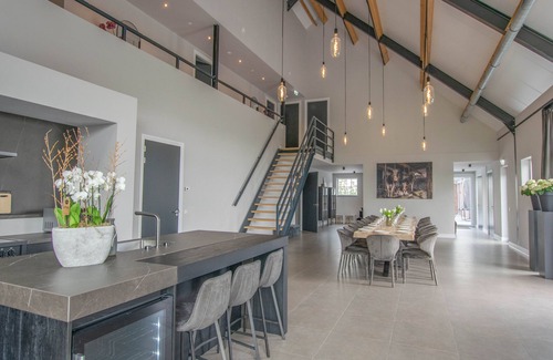 Lage Zwaluwe Casa | luxury holiday home with en-suite rooms