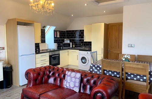 Louth Cabaña | Luxury Holiday Home With Pool - Sleeps 13