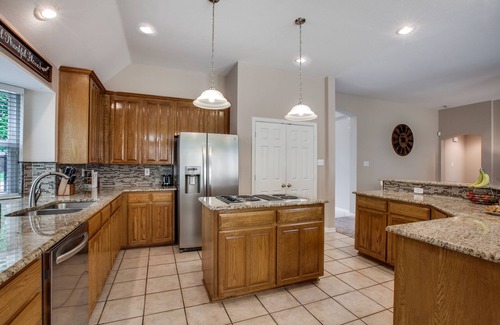 North Arlington Casa | CASA DE LUJO! 2. 5 mi Cowboy Stadium; Seis banderas; 15 minutos para DFW