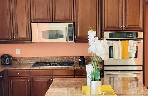 Victorville Casa | LUXURY HOME 3300 SQ FT, QUIET NEIGHBORHOOD
