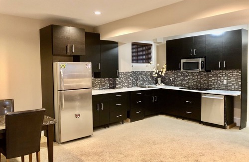 West Edmonton Casa | Luxury home 3700 sq with jetted tub / 4 fireplaces / sleep 9