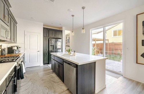 Sacramento Casa | Luxury Home 4 bed 3 Bath Retreat Family-Friendly