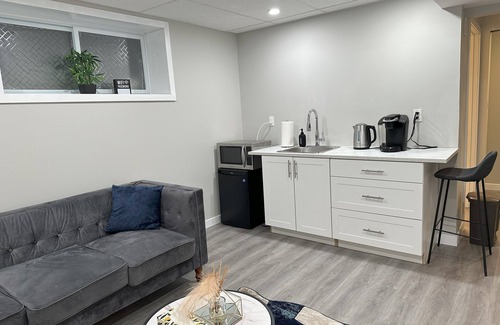 Transcona Casa | Luxury: Home Away from Home with Private Entrance