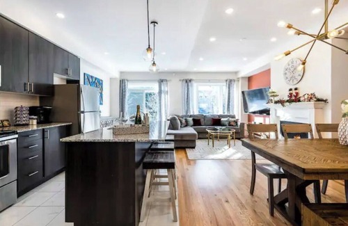 The Blue Mountains Casa | Luxury home Blue Mountain with a view/Pool Table/Outdoor heated POOL