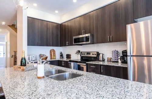 The Blue Mountains Casa | Luxury home Blue Mountain with a view/Pool Table/Outdoor heated POOL