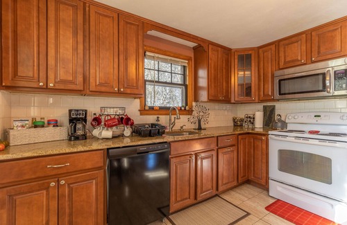 New Britain Casa | Luxury Home Central to Farmington, Plainville & Downtown New Britain