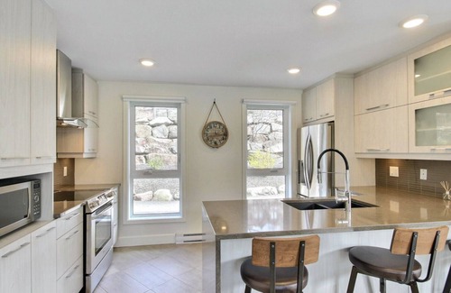 Bromont Condominio | Luxury home directly on the mountain + Private Jacuzzi + Private locker