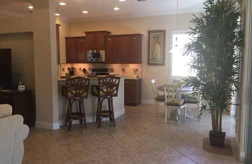 The Plantation Somerset Condominio | Casa de lujo en una comunidad cerrada a 3 millas del aeropuerto de Ft Myers (RSW).