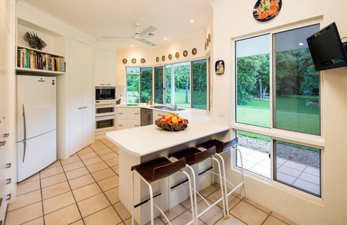 Clifton Beach Casa | Luxury Home in Nature surrounded by Wallabies