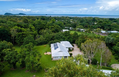 Clifton Beach Casa | Luxury Home in Nature surrounded by Wallabies