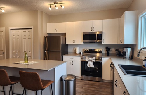 West Edmonton Casa | Luxury Home | Newly furnished | Sleeps 9 | Private Gym | 15mins to West Edm Mall