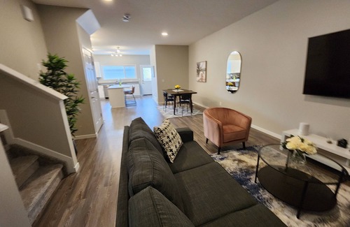 West Edmonton Casa | Luxury Home | Newly furnished | Sleeps 9 | Private Gym | 15mins to West Edm Mall