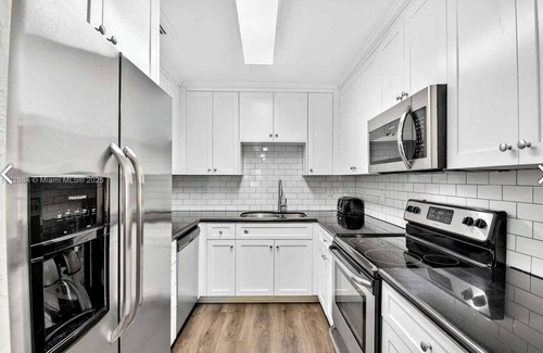 Croissant Park Casa | ☀️🐟Luxury Home-pool, hot tub and outdoor kitchen, middle of Ft Lauderdale🌴🌊
