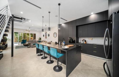 Victoria Park Casa | Luxury Home w 2 Pools near Beach