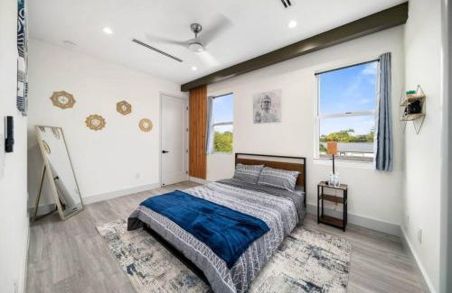 Victoria Park Casa | Luxury Home w 2 Pools near Beach
