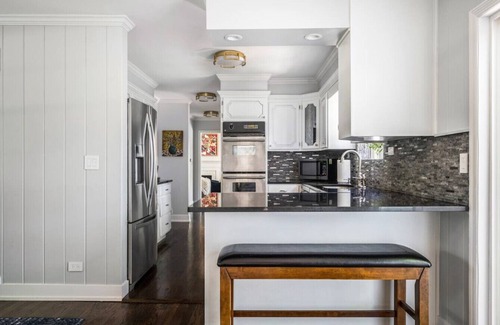 Fox Valley Apartamento | Designer Home: Heated Pool, Hot Tub, 4 Kings, Near Chicago