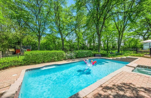 Fox Valley Apartamento | Designer Home: Heated Pool, Hot Tub, 4 Kings, Near Chicago
