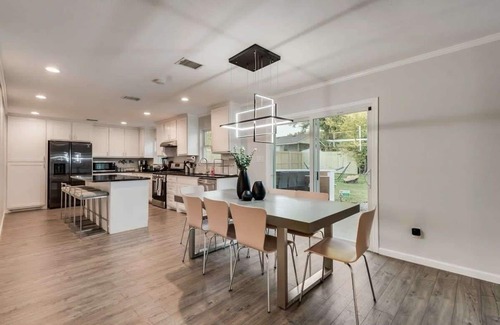 Arlington Casa | Luxury Home w/ Hot Tub near AT&T Stadium