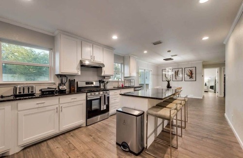 Arlington Casa | Luxury Home w/ Hot Tub near AT&T Stadium