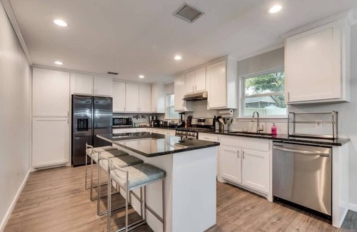 Arlington Casa | Luxury Home w/ Hot Tub near AT&T Stadium