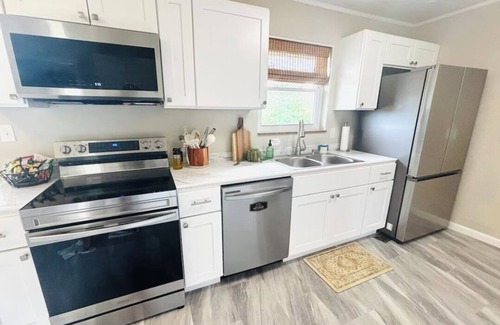 Hamblen County Casa | Luxury Home w/private Pool, Mt Views, 85” Roku Movie Room, Arcade, & King Bed!