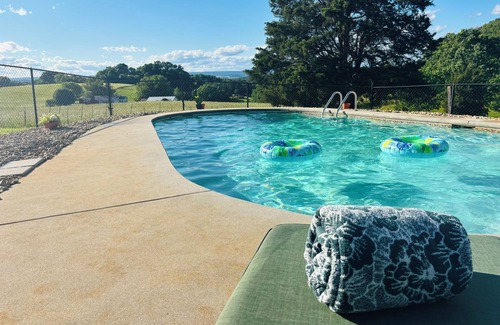 Hamblen County Casa | Luxury Home w/private Pool, Mt Views, 85” Roku Movie Room, Arcade, & King Bed!