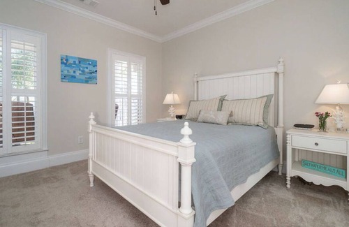 Kathleen Casa | Luxury Home w Swim Spa. 10 guests. Home sits across street from Houston Lake.