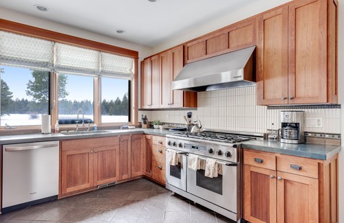 Black Butte Ranch Casa | Luxury home with amazing views, fireplace, pool, & hot tub