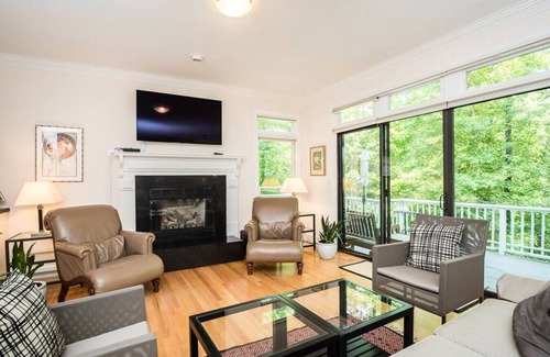 Chapel Hill Casa | Luxury Home-Walk to Franklin St